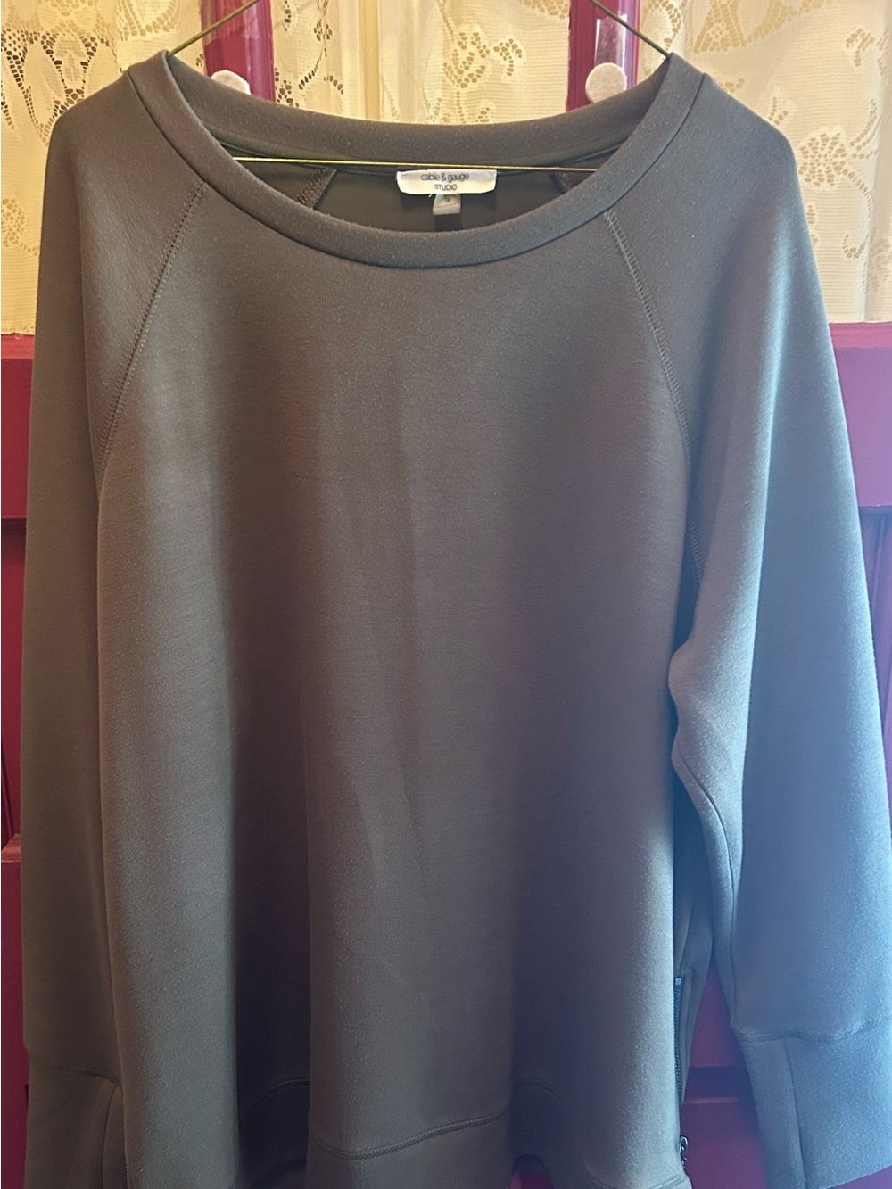 Cable & Gauge women’s  Crewneck Sweatshirt — army green